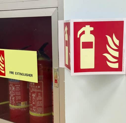 Hoekbord brandveiligheidsteken brandblusser ISO 7010, nalichtend