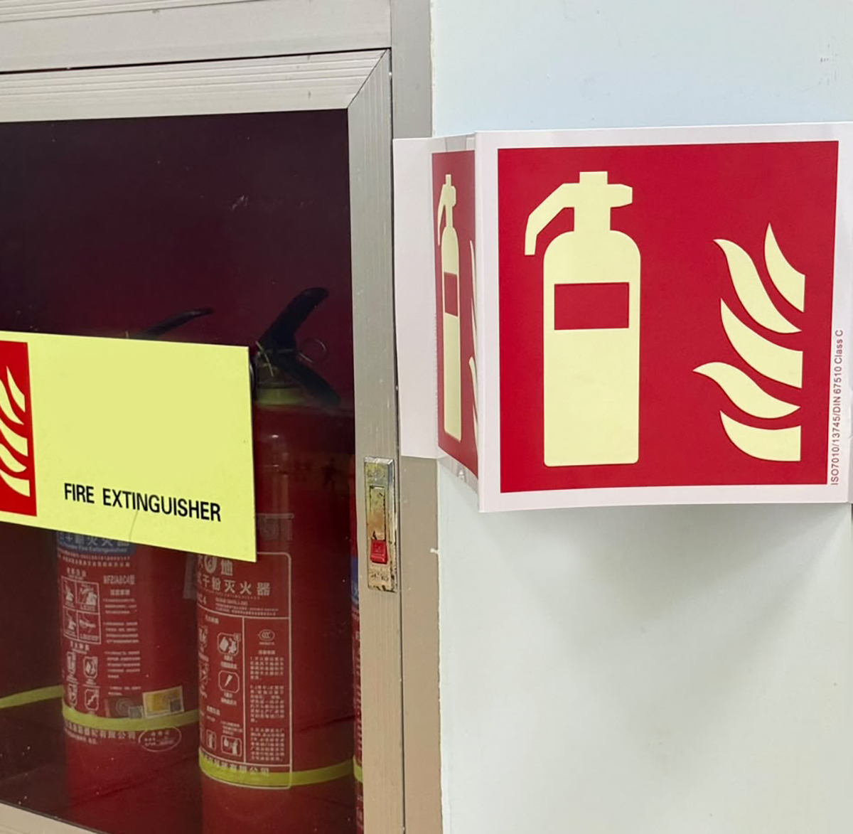 Winkelschild Brandschutzzeichen Feuerlöscher ISO 7010, nachleuchtend
