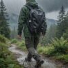 Waterdichte rugzak in hevige regen op een bospad